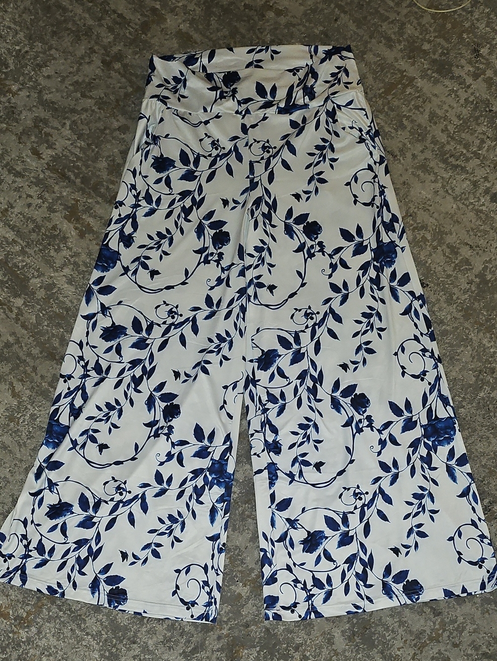 Wide-Leg Floral Print Palazzo Pants in White & Navy Size XL